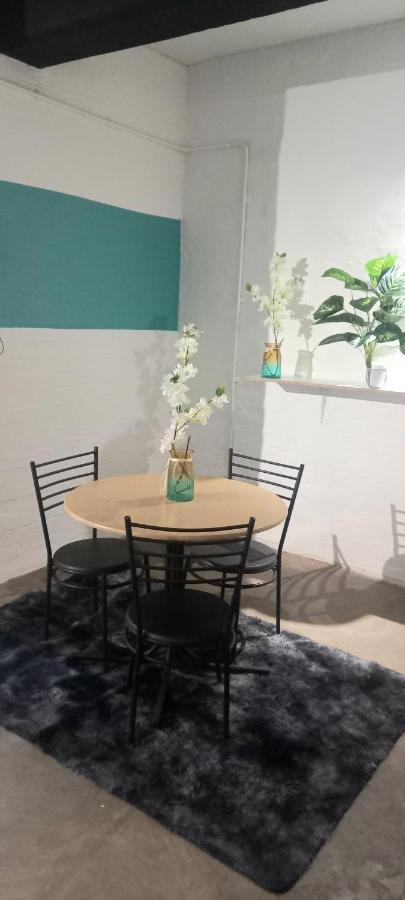 Chic Urban Maboneng Getaway, Free Wi-fi Apartment