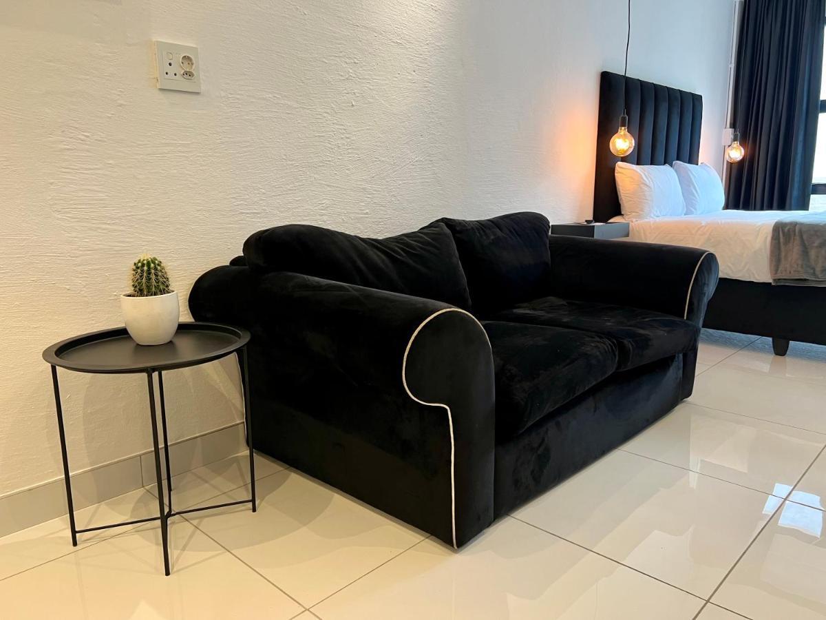 Industrial Chic 113 - Fibre Wifi, Washing Machine & Sunny Balcony Apartment Johannesburg