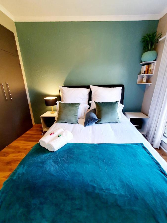 Sandton Guesthouse, Husky Rescue, No Parties Allowed * Johannesburg