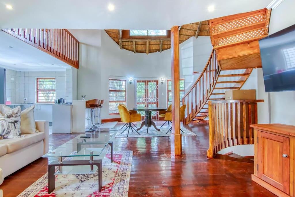 Villa Charming Country Sandton With Back Up Power & Water Johannesburg