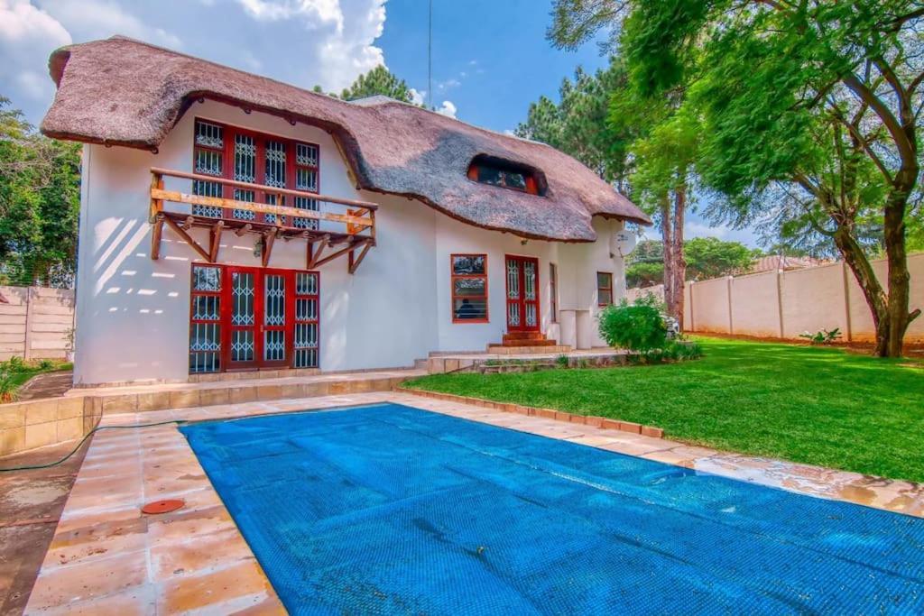Charming Country Sandton With Back Up Power & Water