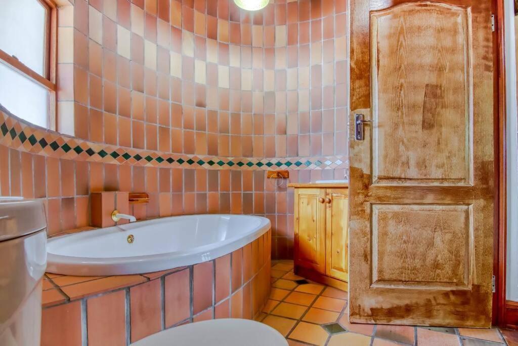 Villa Charming Country Sandton With Back Up Power & Water *