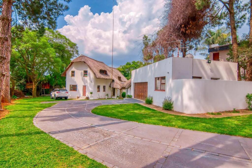 Charming Country Sandton With Back Up Power & Water Villa *
