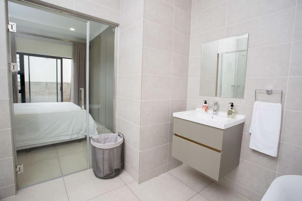 Secured And Fully Equipped Apartment- E Apartamento Joanesburgo