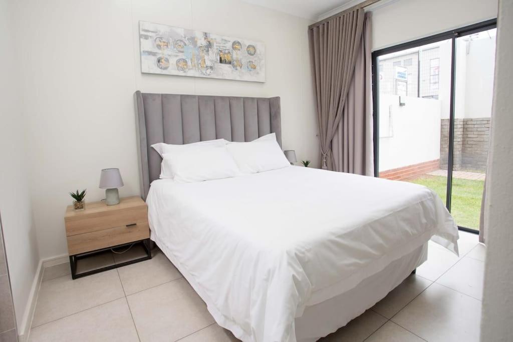 Secured And Fully Equipped Apartment- E Apartamento Joanesburgo