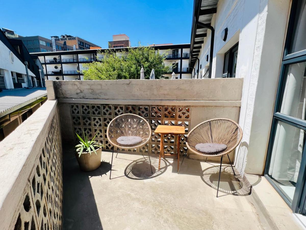Industrial Chic 113 - Fibre Wifi, Washing Machine & Sunny Balcony Apartment *