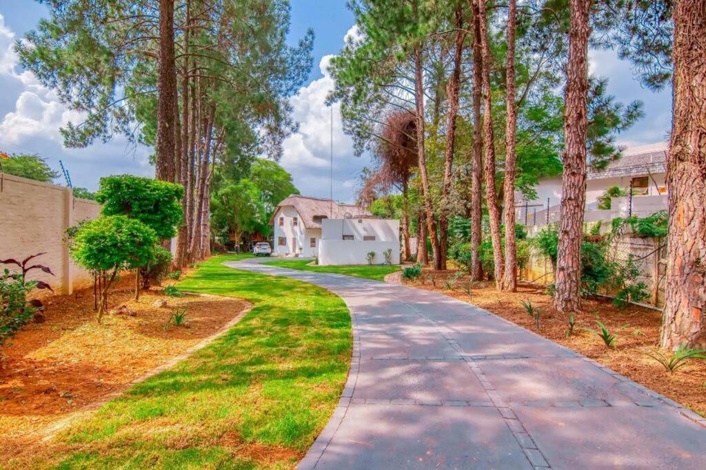 Charming Country Sandton With Back Up Power & Water Villa