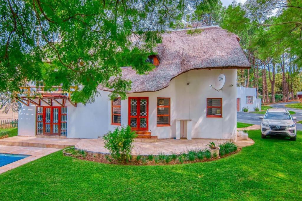 Villa Charming Country Sandton With Back Up Power & Water *