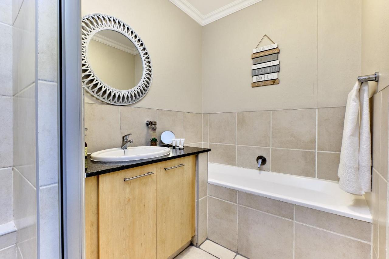 Apartment Westpoint Executive Suites, Sandton, Johannesburg