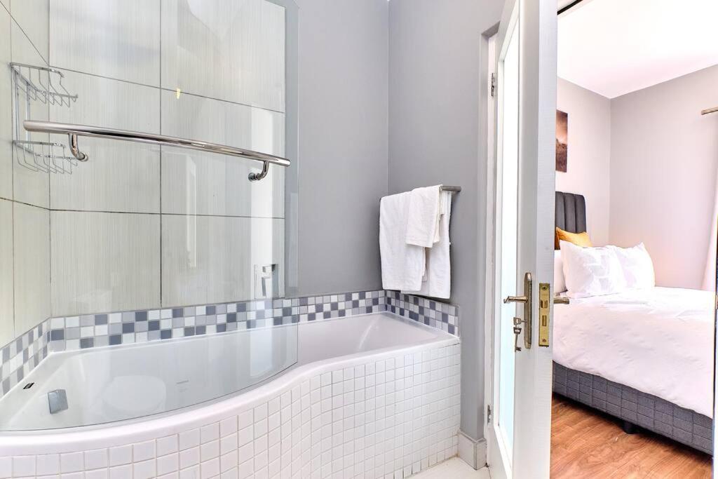 2 Bedroom Furnished Luxury With Inverter Apartment Johannesburg