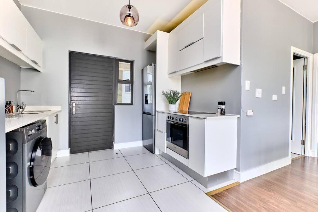 Apartment 2 Bedroom Furnished Luxury With Inverter Johannesburg