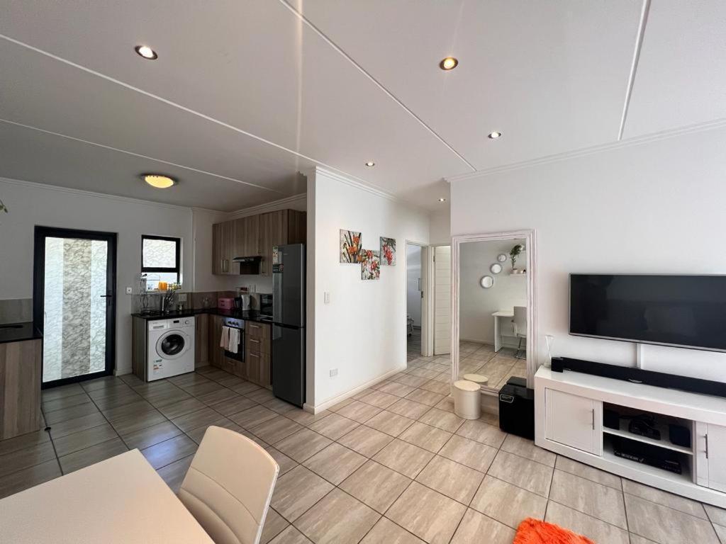 Contemporary Furnished 2 Bedroom, 2 Bathroom In The Heart Of Rivonia Sandton Apartment