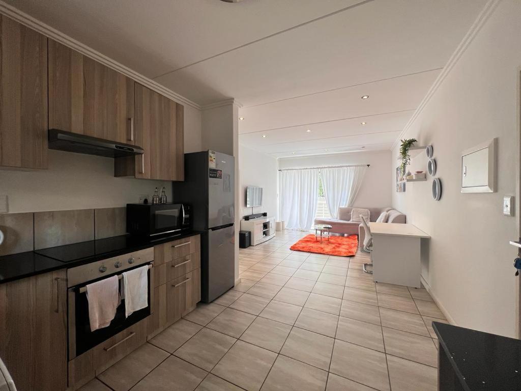 Contemporary Furnished 2 Bedroom, 2 Bathroom In The Heart Of Rivonia Sandton Apartment