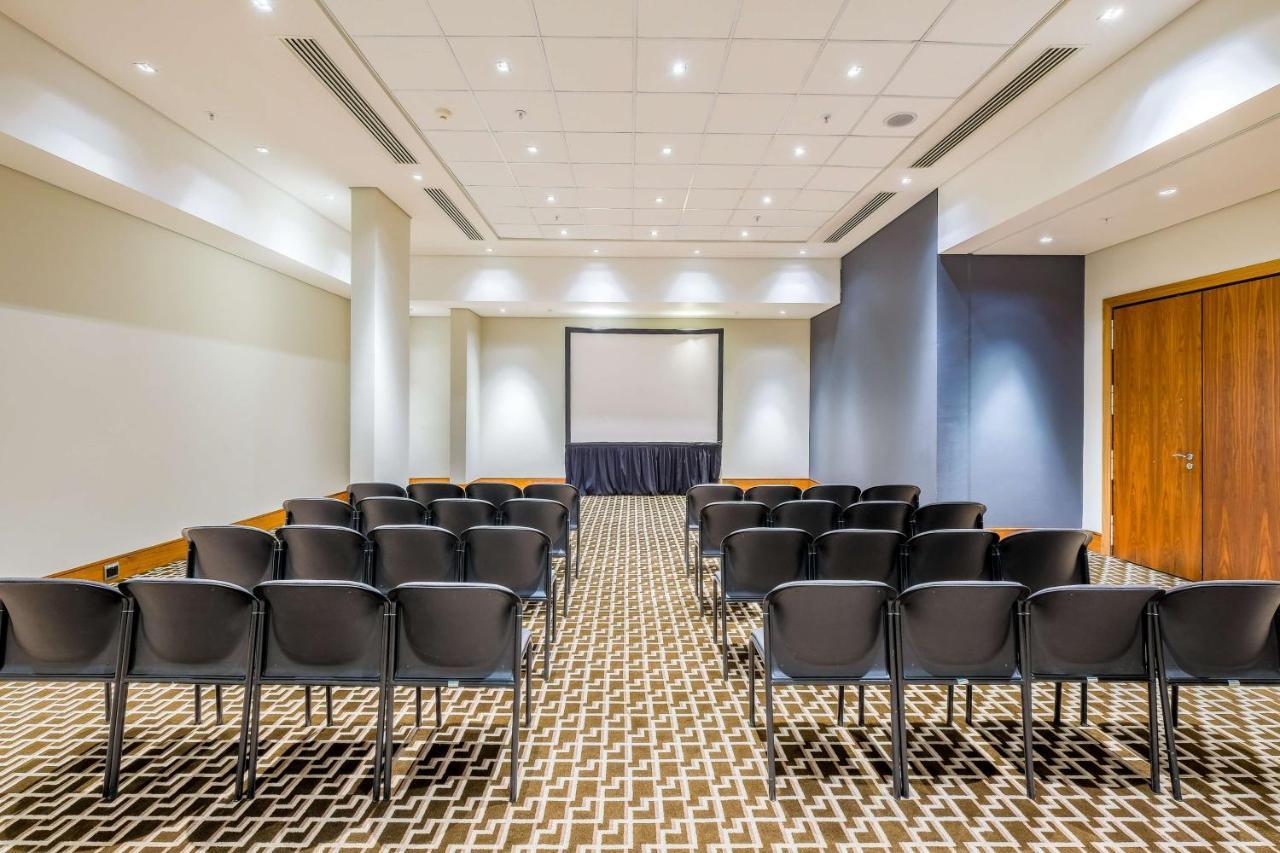 Radisson Blu Gautrain Hotel, Sandton Khách sạn 4*
