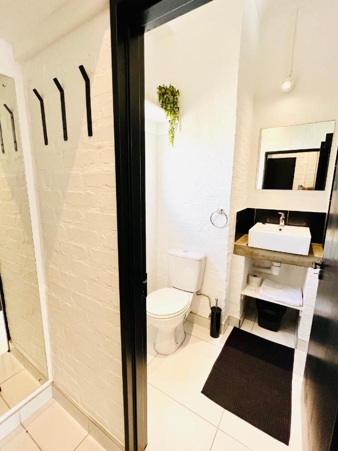 Industrial Chic 113 - Fibre Wifi, Washing Machine & Sunny Balcony Apartment *