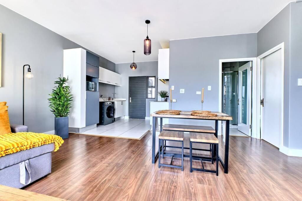 Apartment 2 Bedroom Furnished Luxury With Inverter *
