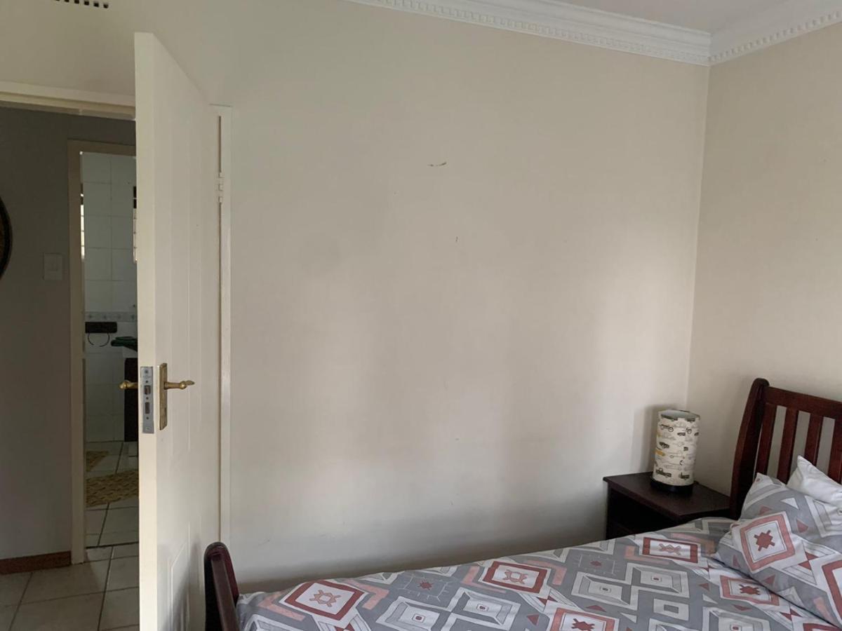 Safari -beautiful 3 Bedrooms, 10-seater Dining , Tv Room, Garden & Pool