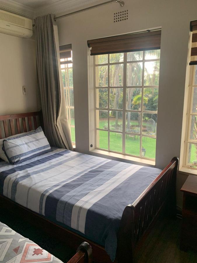 Safari -beautiful 3 Bedrooms, 10-seater Dining , Tv Room, Garden & Pool Apartment Johannesburg