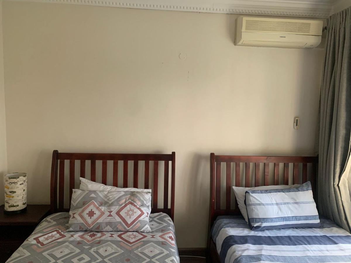 Safari -beautiful 3 Bedrooms, 10-seater Dining , Tv Room, Garden & Pool Johannesburg