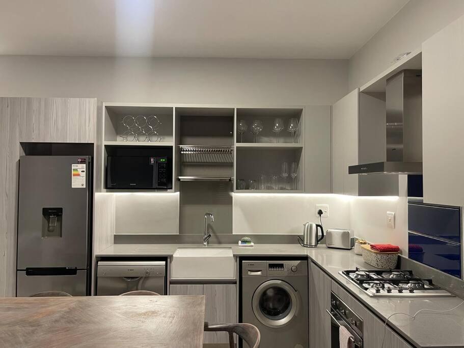 Lovely And Cosy 2 Bedrooms Space In Rosebank Joanesburgo