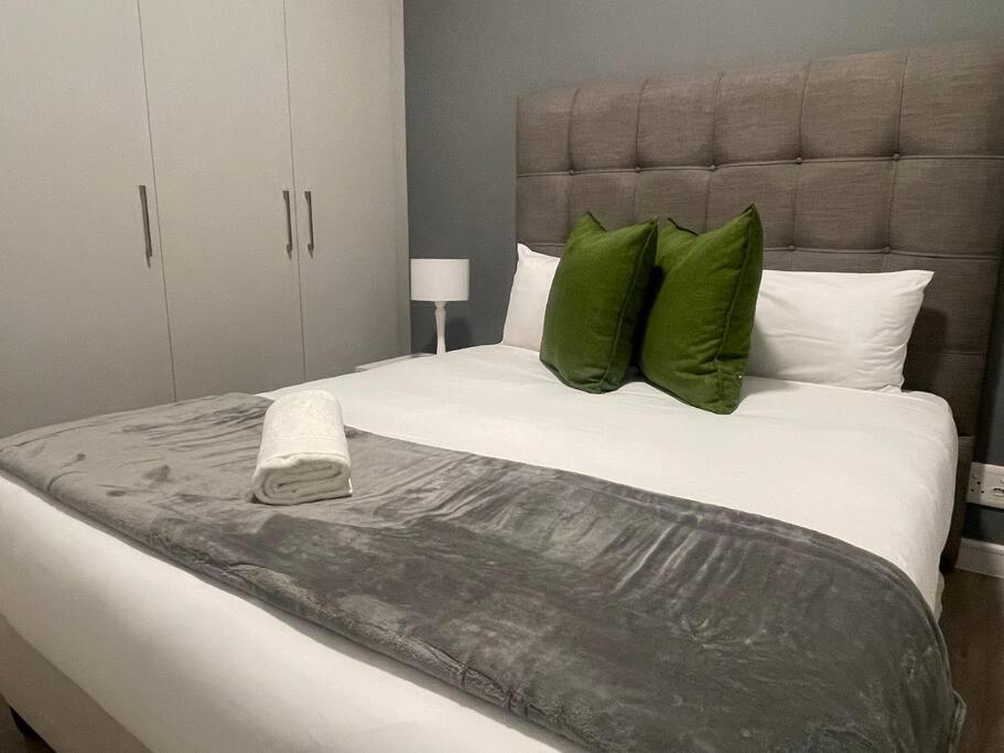 Lovely And Cosy 2 Bedrooms Space In Rosebank Joanesburgo