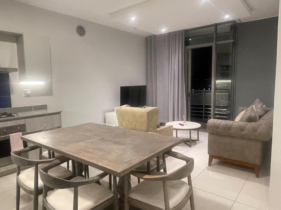 Apartamento Lovely And Cosy 2 Bedrooms Space In Rosebank Joanesburgo