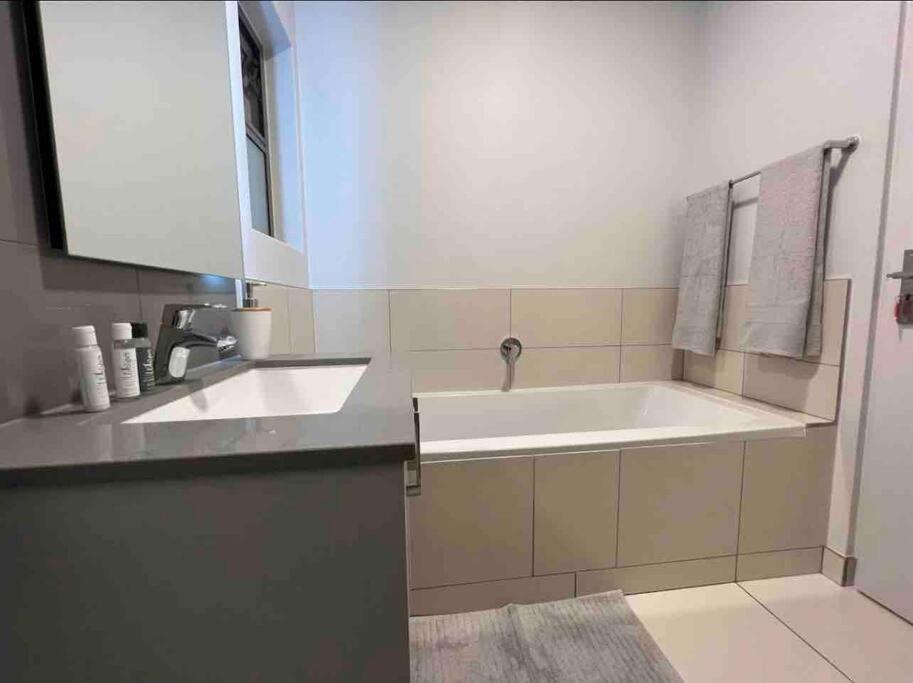 Lovely And Cosy 2 Bedrooms Space In Rosebank Apartamento