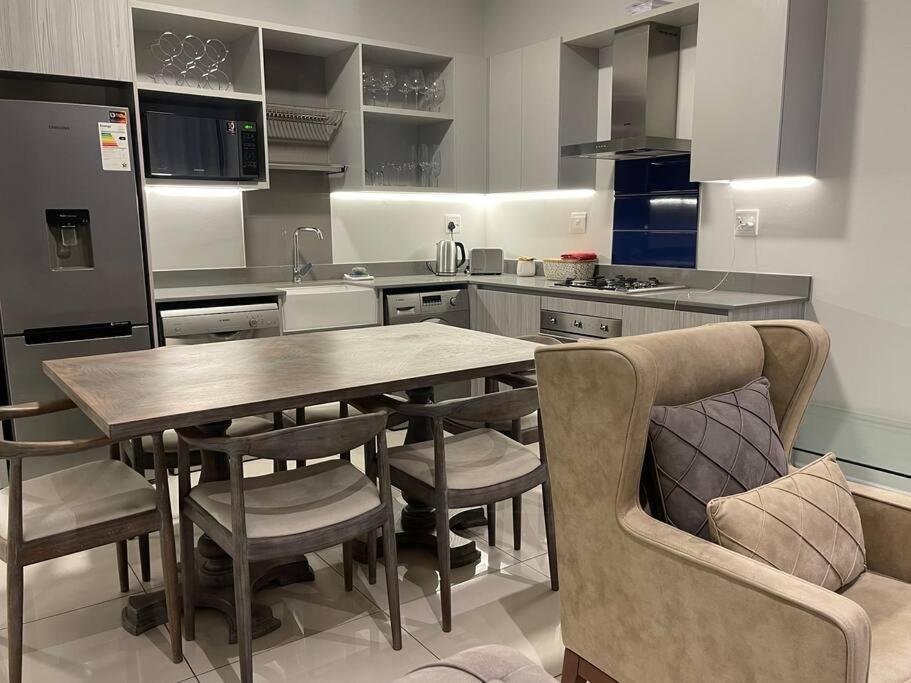 Lovely And Cosy 2 Bedrooms Space In Rosebank