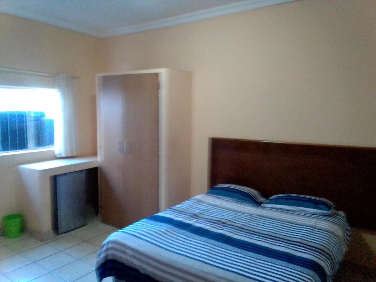 Broadway &pub Guest house *