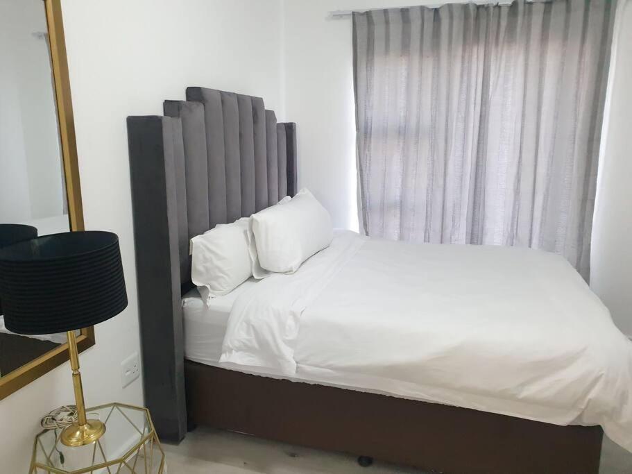 Sophiscated Upmarket One Bedroom Apartment Johannesburg