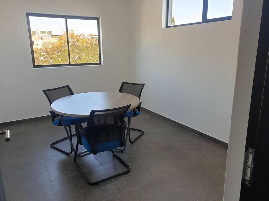 Sophiscated Upmarket One Bedroom *
