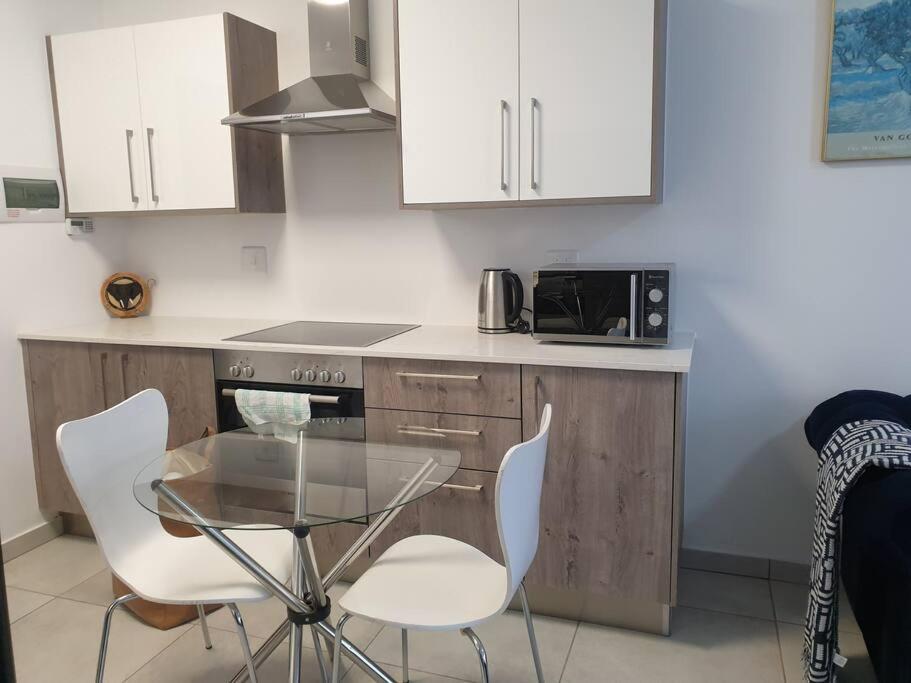 Sophiscated Upmarket One Bedroom Apartment