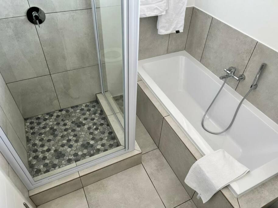 Sophiscated Upmarket One Bedroom Johannesburg