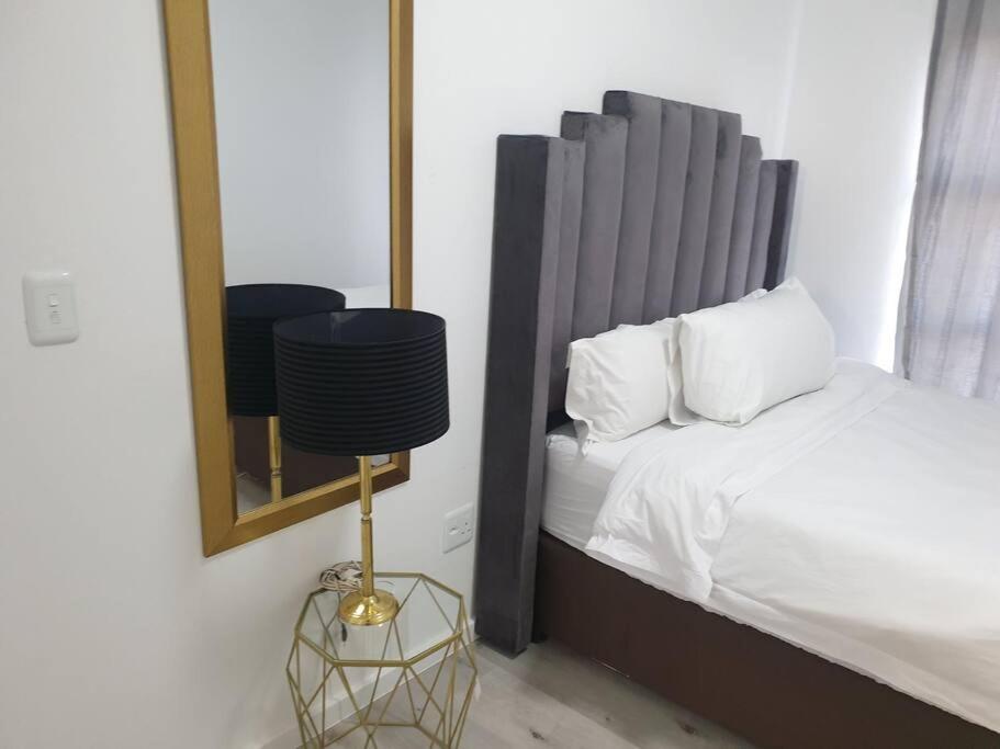 Apartment Sophiscated Upmarket One Bedroom Johannesburg