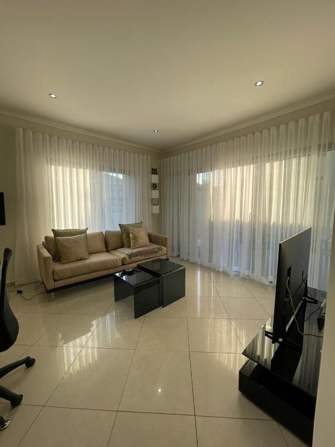 Jade Apartment *