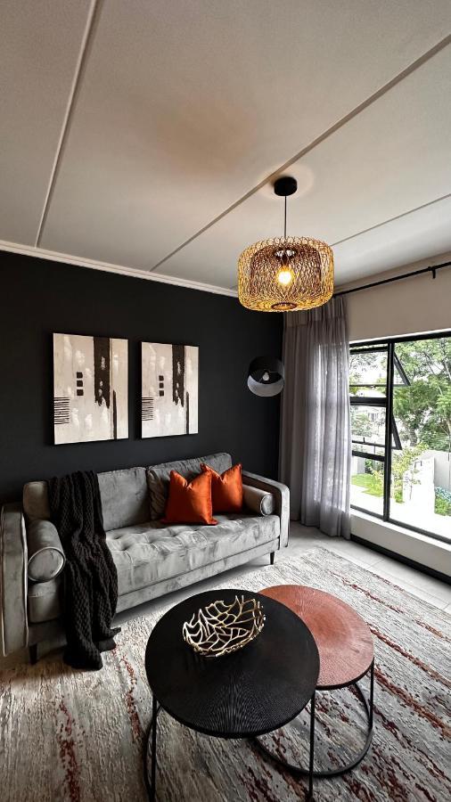 Stylish Executive With Power Backup Apartment Johannesburg
