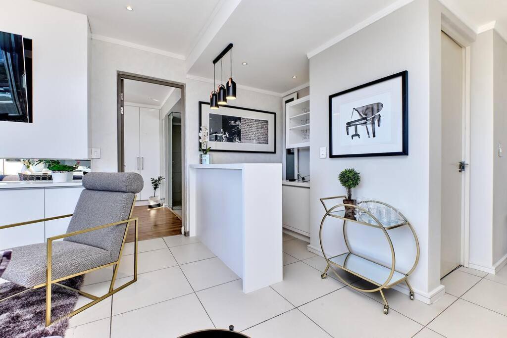 Apartment Exclusive 2bed/2.5 Bath In Sandton Johannesburg