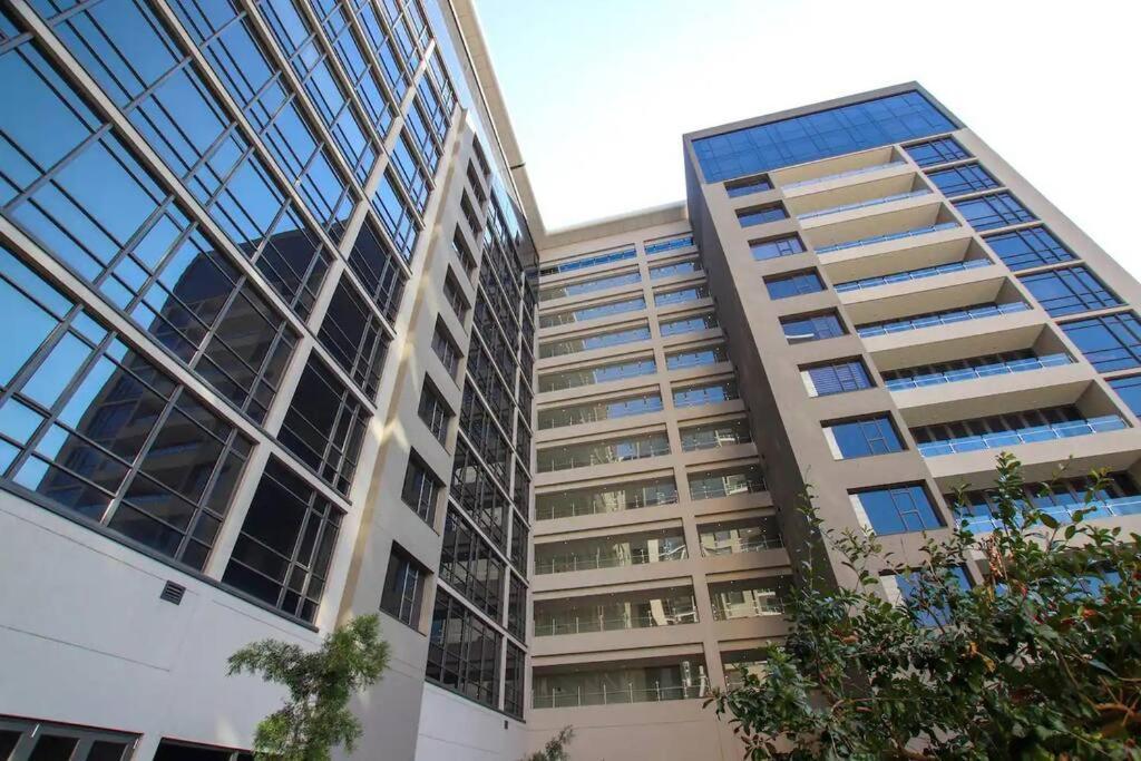 Exclusive 2bed/2.5 Bath In Sandton Apartment