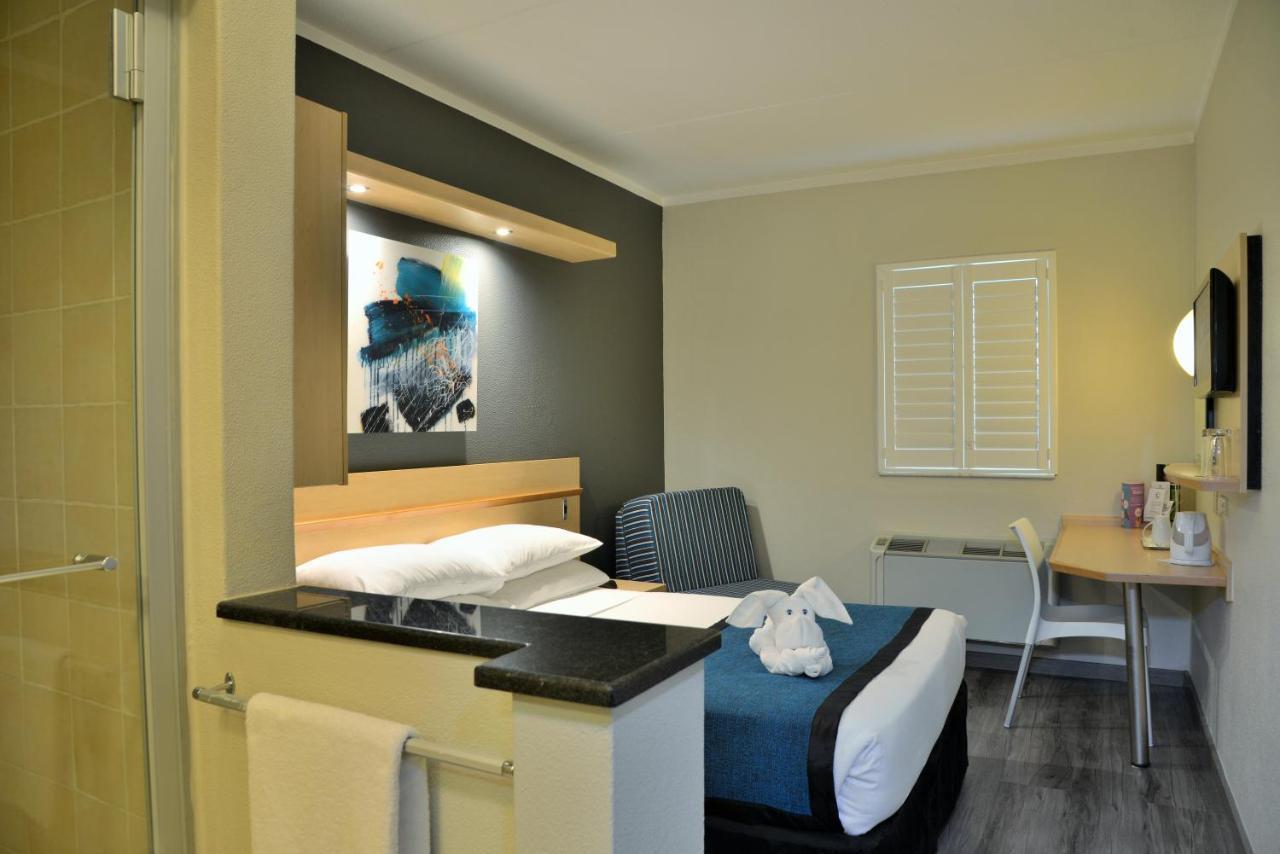 Road Randburg Hotel *