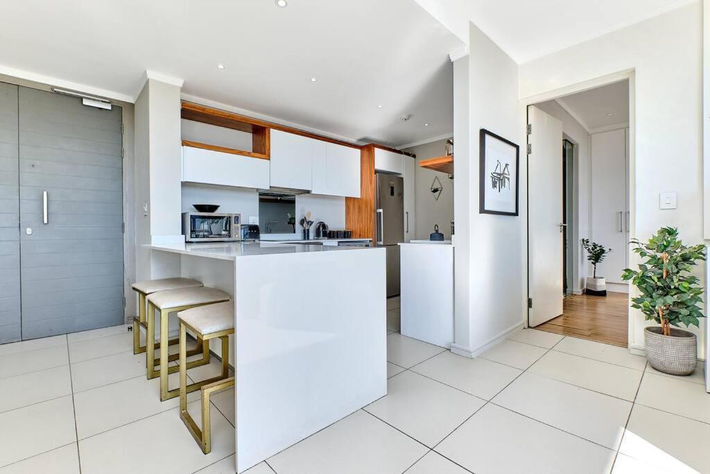 Apartment Exclusive 2bed/2.5 Bath In Sandton Johannesburg