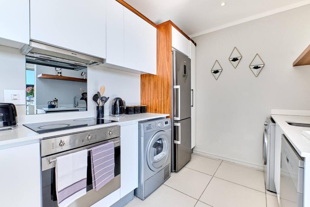 Exclusive 2bed/2.5 Bath In Sandton Apartment Johannesburg