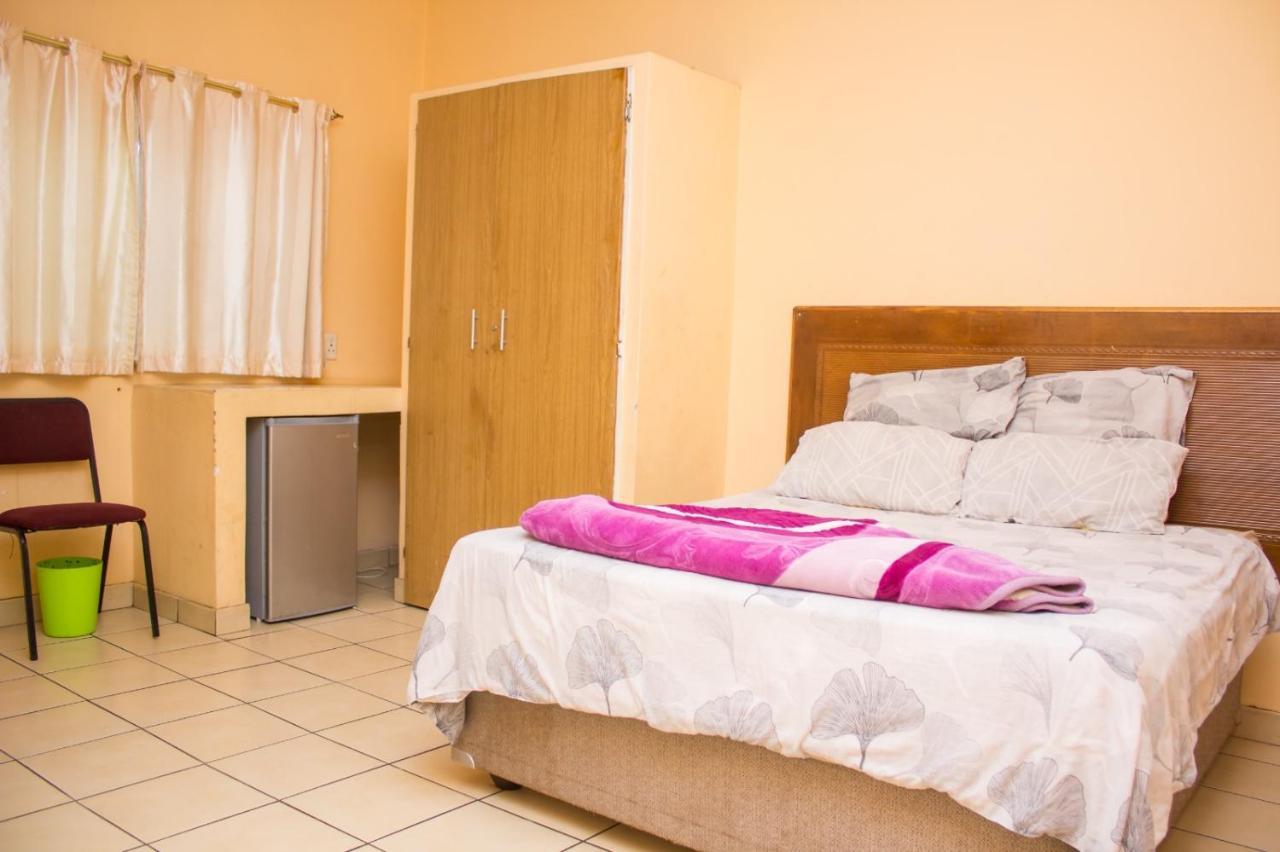 Broadway &pub Guest house *