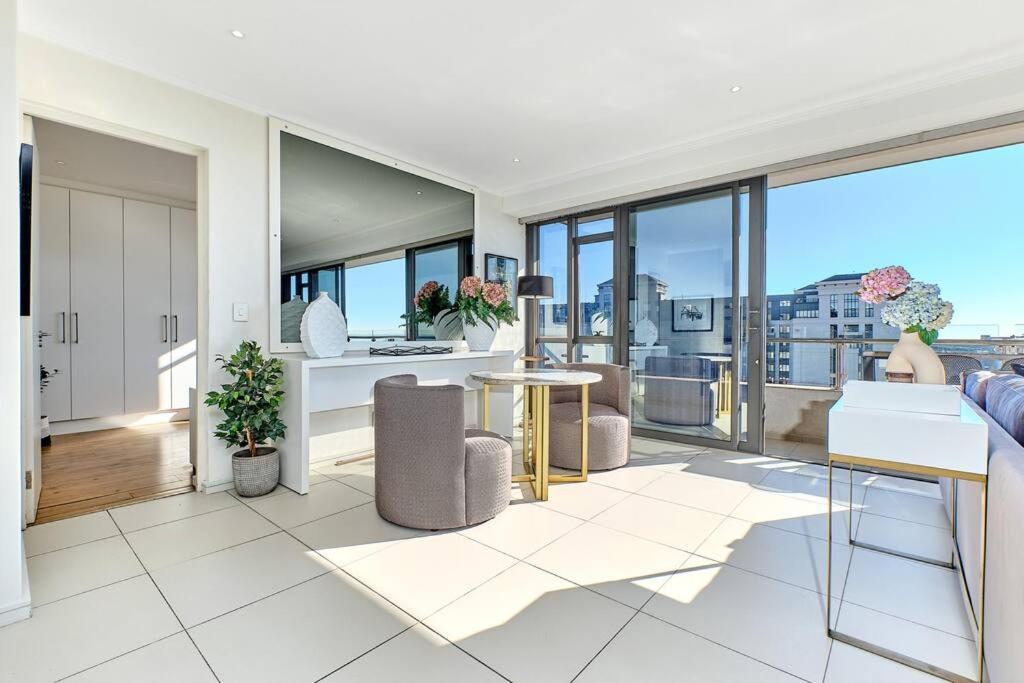 Exclusive 2bed/2.5 Bath In Sandton * Johannesburg