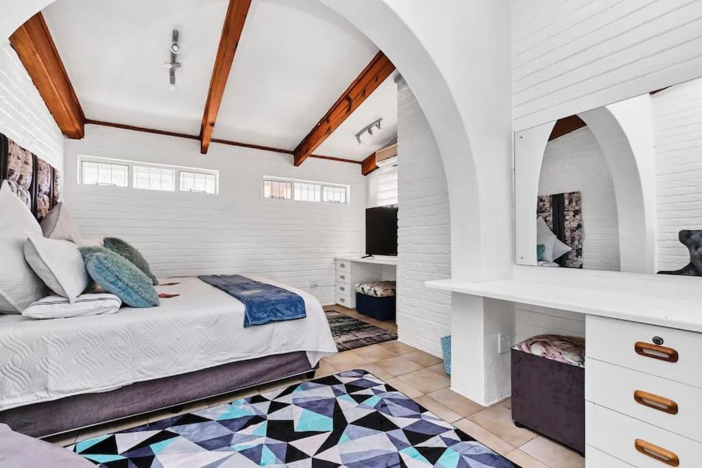 Charming House In Sandton With An Inverter Holiday home