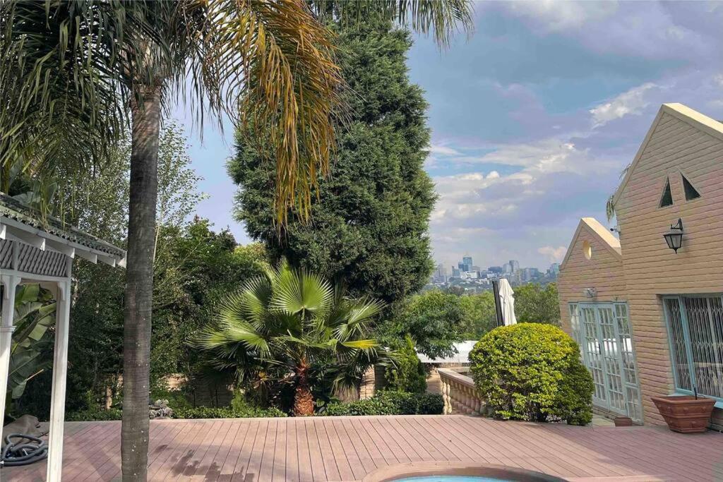 Stunning In Sandton - Back Up Power & View Apartamento