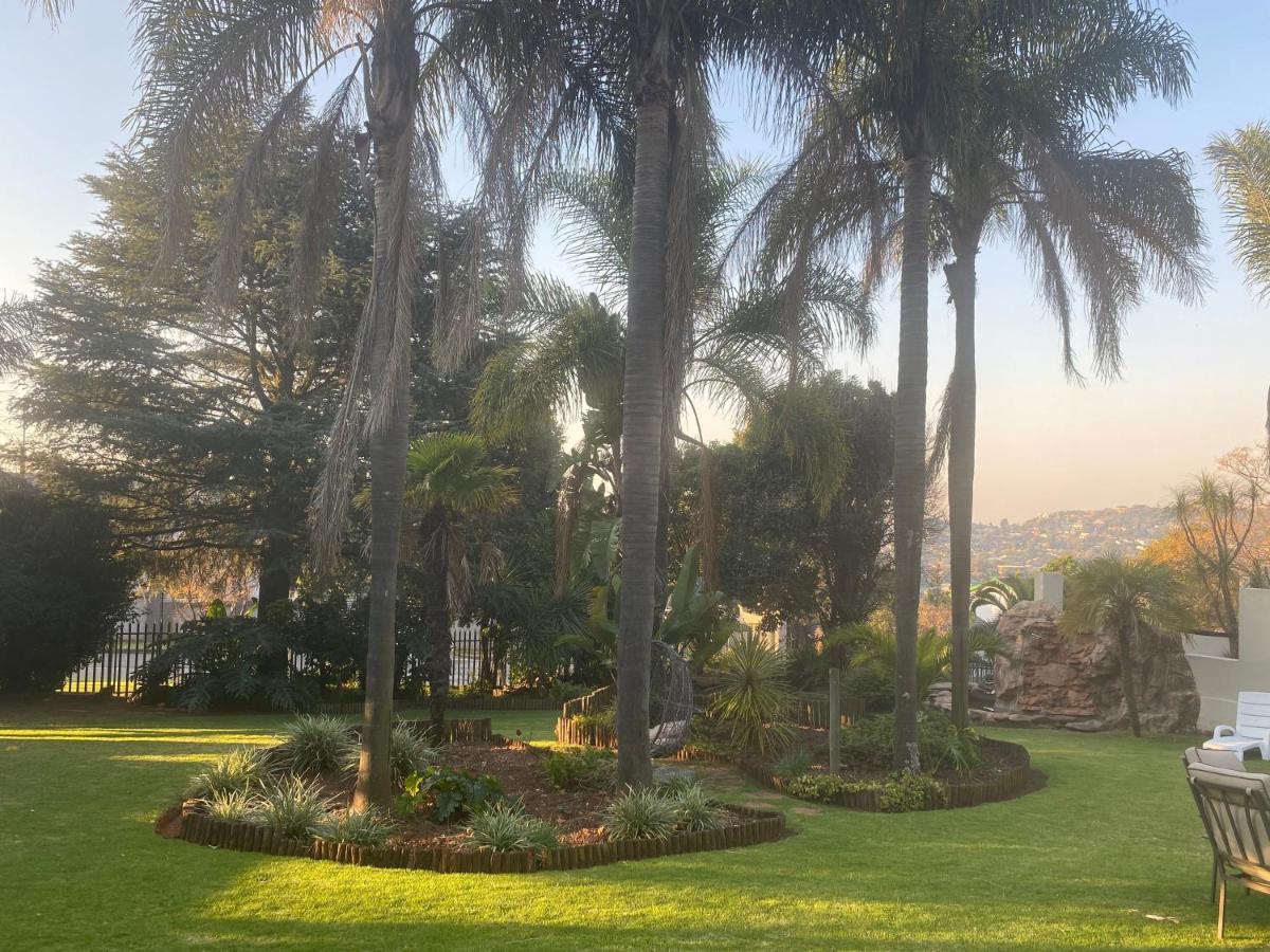 Safari -beautiful 3 Bedrooms, 10-seater Dining , Tv Room, Garden & Pool *