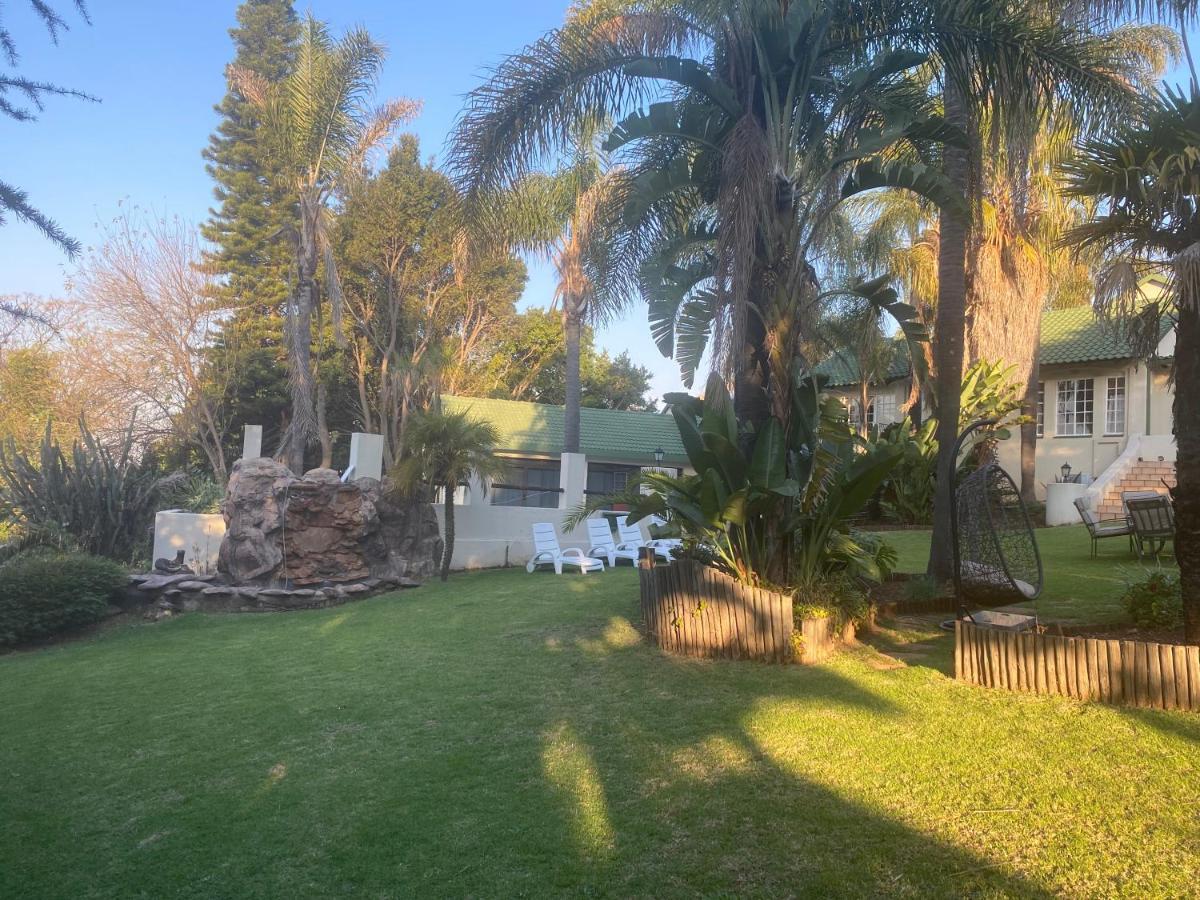 Safari -beautiful 3 Bedrooms, 10-seater Dining , Tv Room, Garden & Pool Johannesburg