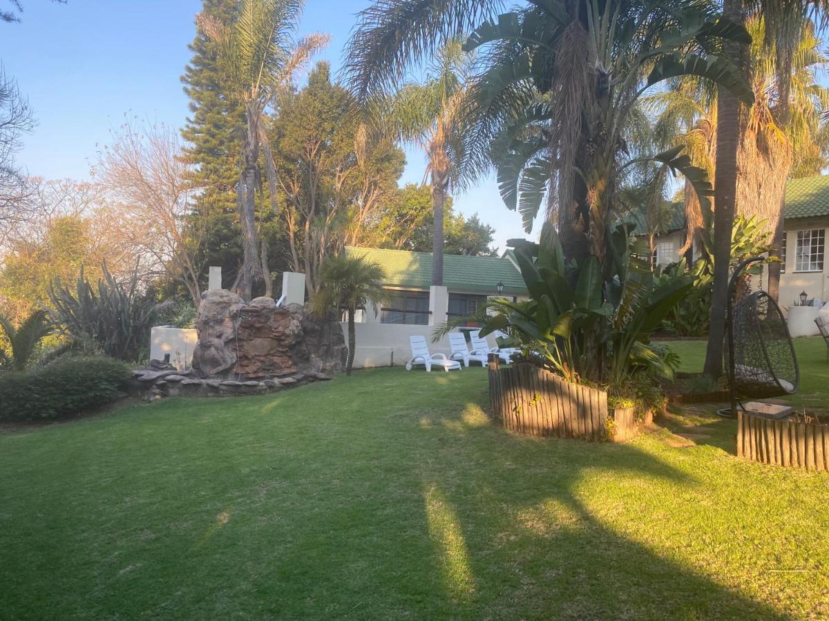 Safari -beautiful 3 Bedrooms, 10-seater Dining , Tv Room, Garden & Pool Johannesburg