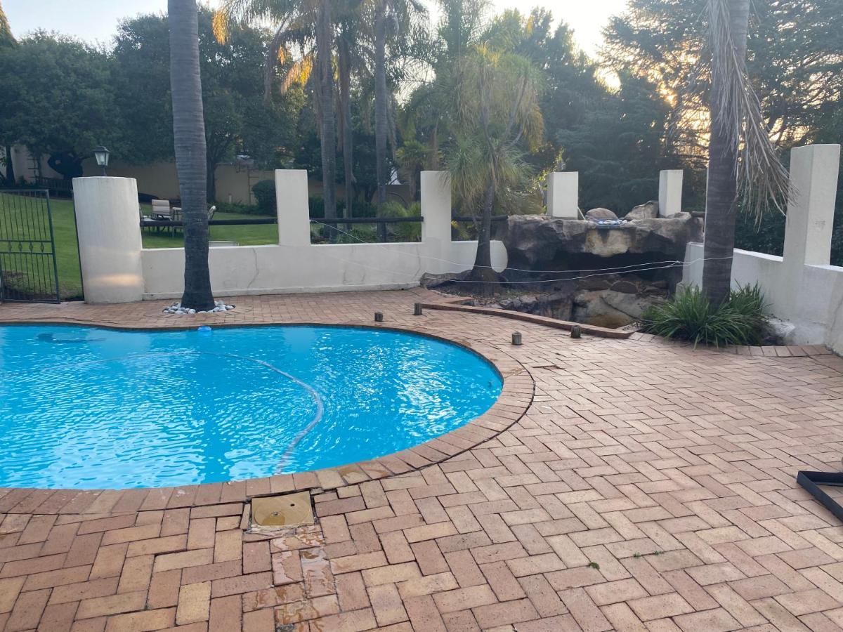 Safari -beautiful 3 Bedrooms, 10-seater Dining , Tv Room, Garden & Pool * Johannesburg