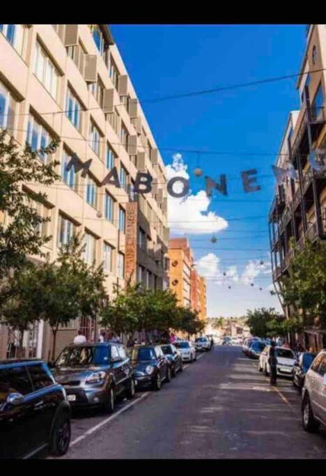 Apartment Cozy Escape Bachelor In Maboneng + Uncapped Wi-fi. *